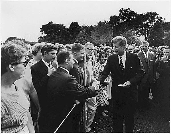 Kennedy_greeting_Peace_Corps_volunteers,_1961